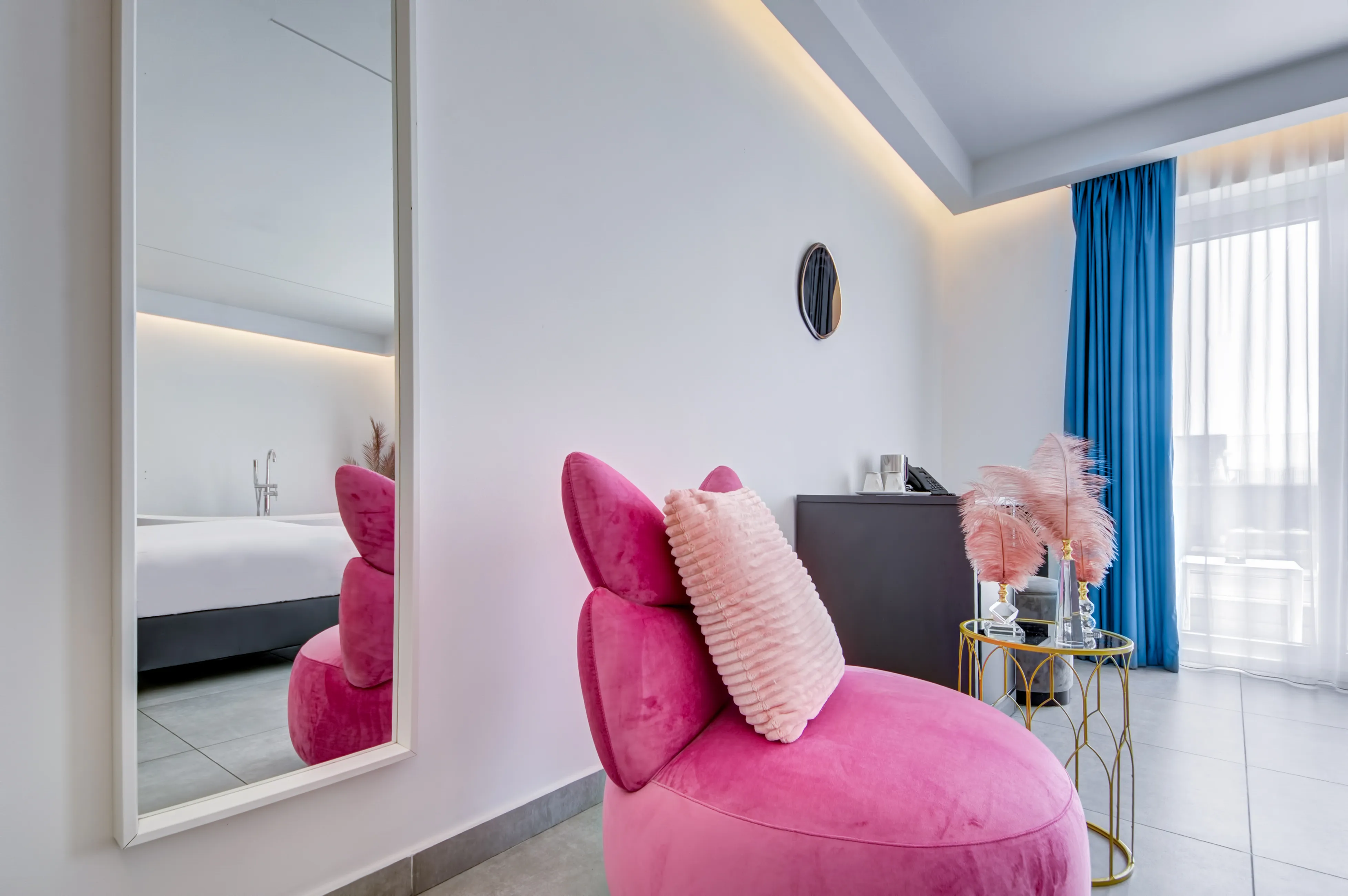 King Suite freestanding bath with blue curtains